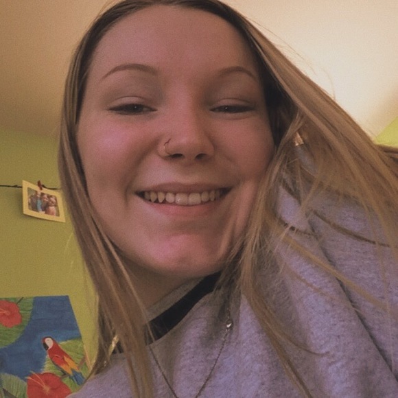 Meet your Posher, Alexia - Picture 2 of 2